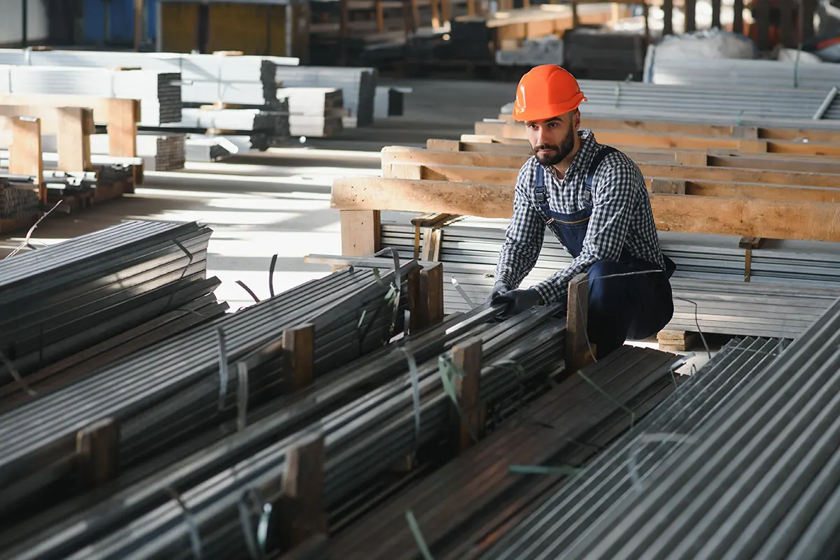 hombre con casco de protección eligiendo materiales de construcción